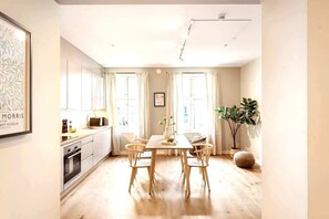 Kjøleskap, mikrobølgeovn, kokeplater og oppvaskmaskin