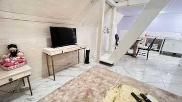 Chalet Deluxe | Zona de estar | Una televisión de pantalla plana