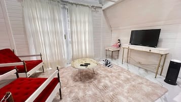 Chalet Deluxe | Zona de estar | Una televisión de pantalla plana