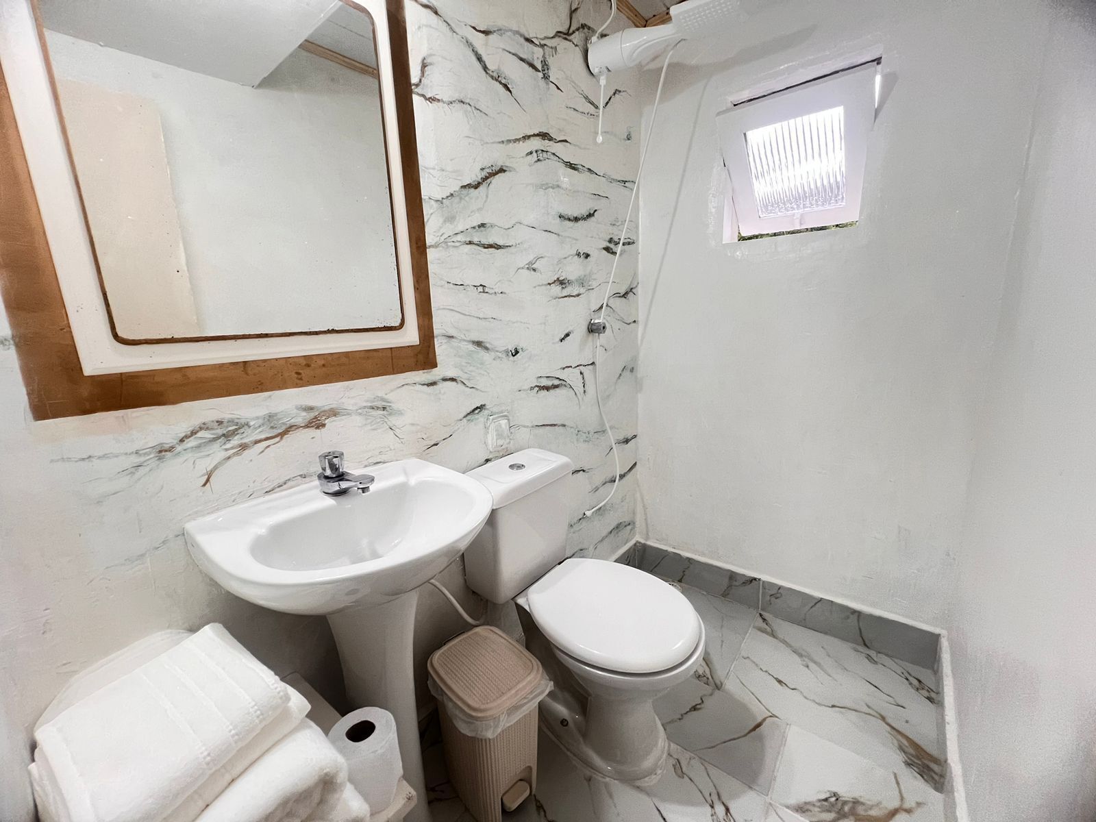 Chalet Deluxe | Bagno | Doccia, pantofole, asciugamani, carta igienica