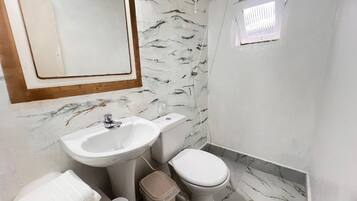 Deluxe Chalet | Bathroom | Shower, slippers, towels, toilet paper