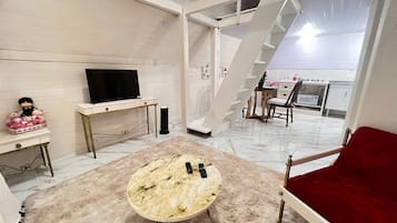 Chalet Deluxe | Zona de estar | Una televisión de pantalla plana