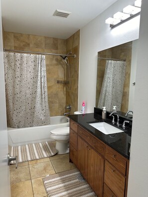 吹风机、毛巾、肥皂、洗发水