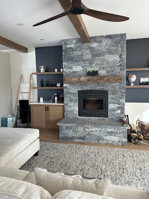 Smart TV y chimenea