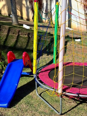 Children’s area - Country house in a gated community with 24-hour security. Cozy and spacious. (Ibiuna)