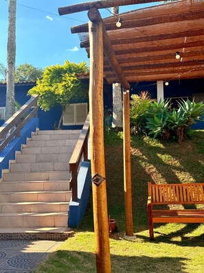 Property grounds - Country house in a gated community with 24-hour security. Cozy and spacious. (Ibiuna)