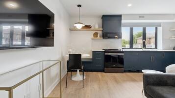 Condo Deluxe | Ameublement unique, accès au Wi-Fi (inclus)