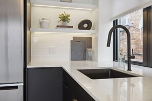 Premium Condo | Private kitchen | Full-size fridge, microwave, oven, stovetop - Downtown Collingwood Condos (Collingwood)