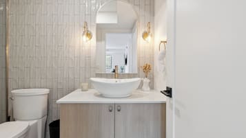 Executive Condo | Bathroom | Towels, soap, shampoo, toilet paper