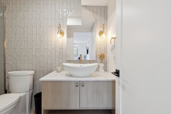 Executive Condo | Bathroom | Towels, soap, shampoo, toilet paper