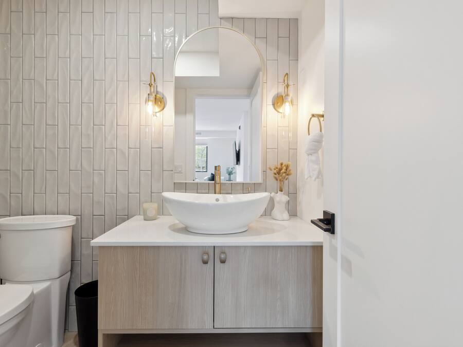Condo executivo | Banheiro | Toalhas de banho, sabonete, shampoo, papel higiênico