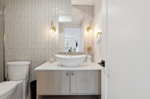 Apartamento ejecutivo | Baño | Toallas, jabón, champú y papel higiénico