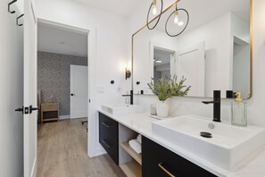 Condo premium | Banheiro | Toalhas de banho, sabonete, shampoo, papel higiênico