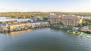 Ein Hotel direkt am Wasser mit mehreren Gebäuden, Anlegestellen und einem Yachthafen.