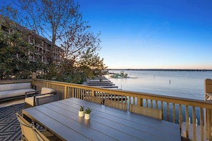Outdoor dining - Lakefront 3B modern home/boat slip/SUPs/SAUNA/Steam Shower/Outdoor shower (Horseshoe Bay)
