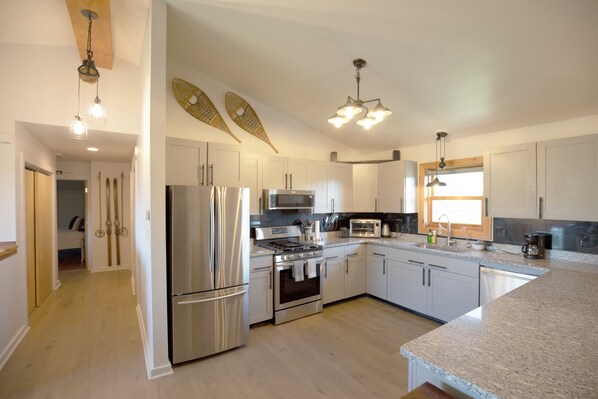 Private kitchen - 4-bedroom get away with large kitchen, patio and backyard (Carbondale)