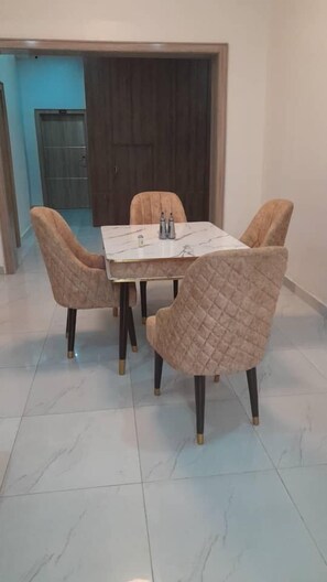 Free daily English breakfast  - Kyeston Apartment (Abuja)