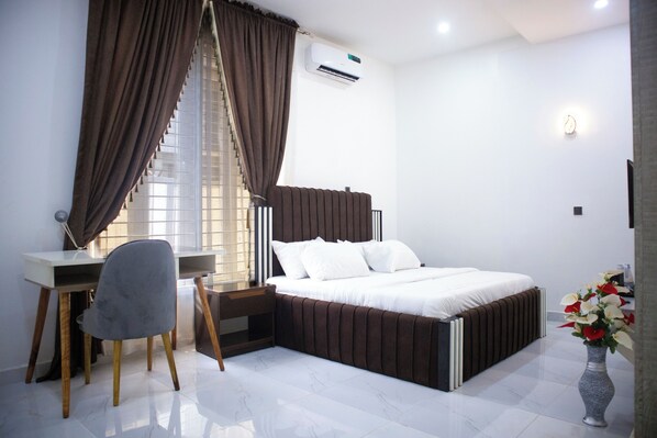 1 bedroom, desk, laptop workspace, free WiFi - Kyeston Apartment (Abuja)