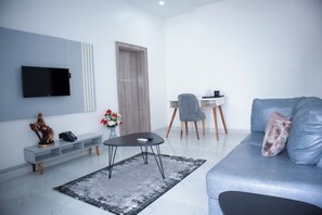Executive Suite, 1 King Bed, Executive Level | Living room | 32-inch TV with satellite channels - Kyeston Apartment (Abuja)
