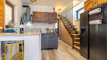 Een koelkast, een oven, een kookplaat, een koffiezetapparaat/waterkoker