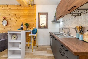 Refrigerador, horno, parrilla de estufa y cafetera y tetera 