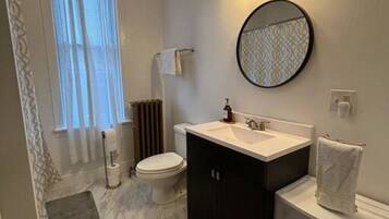 Hiustenkuivaaja, pyyhkeet, saippua, vessapaperi