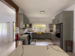 Microwave, oven, stovetop, coffee/tea maker - 4-bedroom villa in fabulous St. Ann Parish with AC, WiFi (St. Ann Parish)