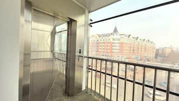 Ein Balkon mit Blick auf ein Gebäude und eine Straße.