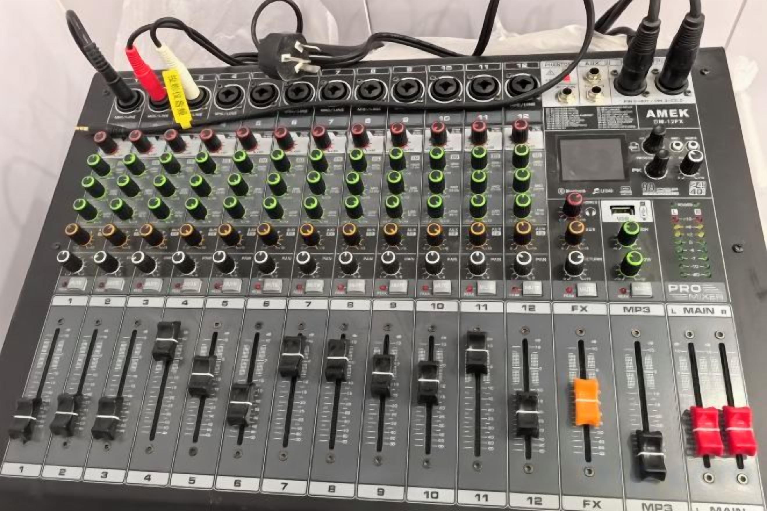 Taulell de mescla d'àudio professional amb múltiples canals i controls.