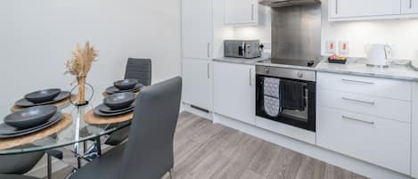 Kühlschrank, Mikrowelle, Ofen, Herdplatte