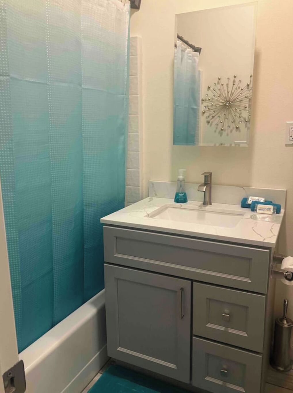 Suihku, hiustenkuivaaja, pyyhkeet, saippua