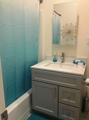 Shower, hair dryer, towels, soap - Westside Modern Studio (Ukiah)