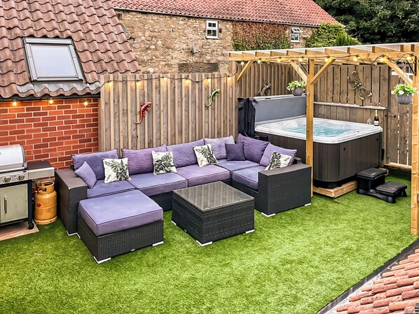 Outdoor spa tub - Welcome to Station View. (Pickering)