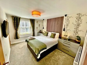 3 bedrooms, free WiFi, bed sheets - Welcome to Station View. (Pickering)