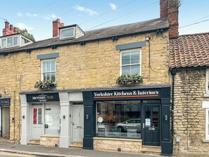 Exterior - Welcome to Station View. (Pickering)