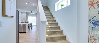 Walk to Beach! Waterfront Hudson Townhome