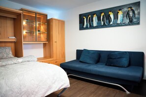 1 slaapkamer, een bureau, een strijkplank/strijkijzer, wifi