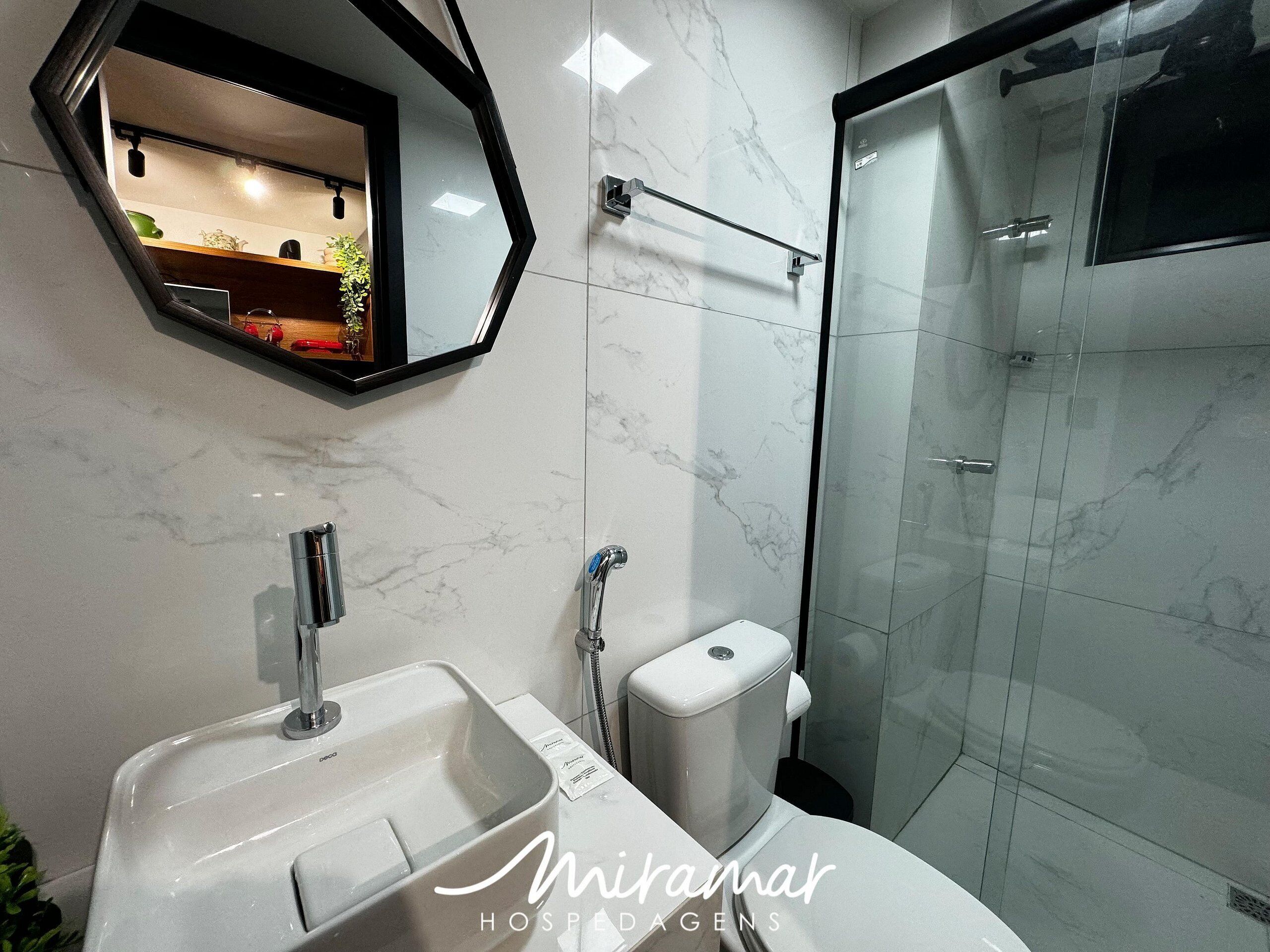 Studio | Bathroom | Shower, towels, shampoo, toilet paper