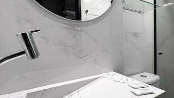 Estudio | Baño | Regadera, toallas, shampoo, papel de baño