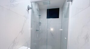Basic Studio | Bathroom | Shower, towels, shampoo, toilet paper - MOVE (João Pessoa)