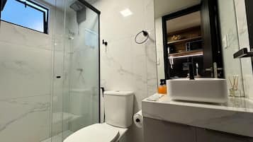 Studio | Bathroom | Shower, towels, shampoo, toilet paper