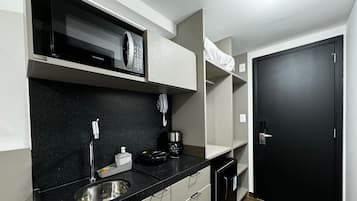 Estudio Deluxe | Cocina privada | Frigobar y utensilios de cocina