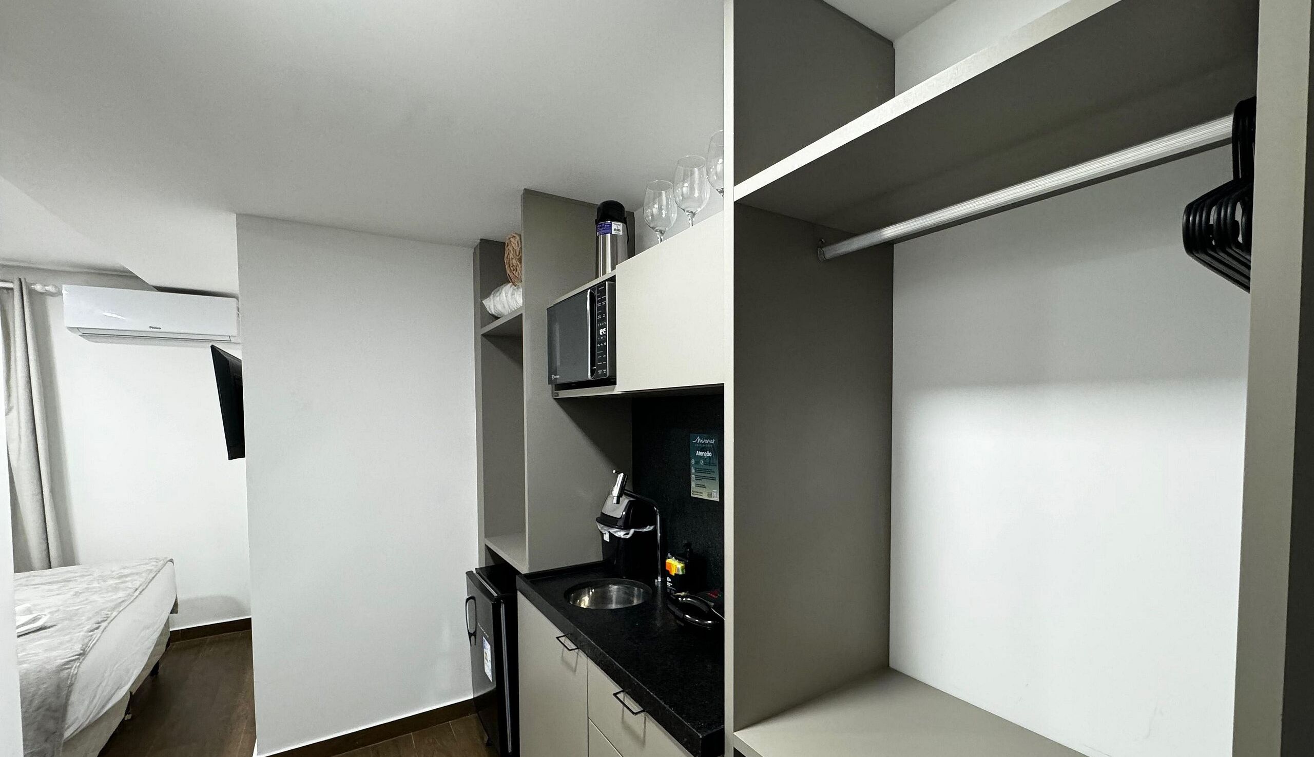 Studio | Cuisine privée | Mini réfrigérateur, batterie de cuisine, vaisselle et ustensiles