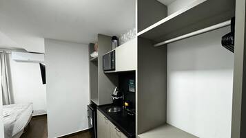 Studio | Cuisine privée | Mini réfrigérateur, batterie de cuisine, vaisselle et ustensiles
