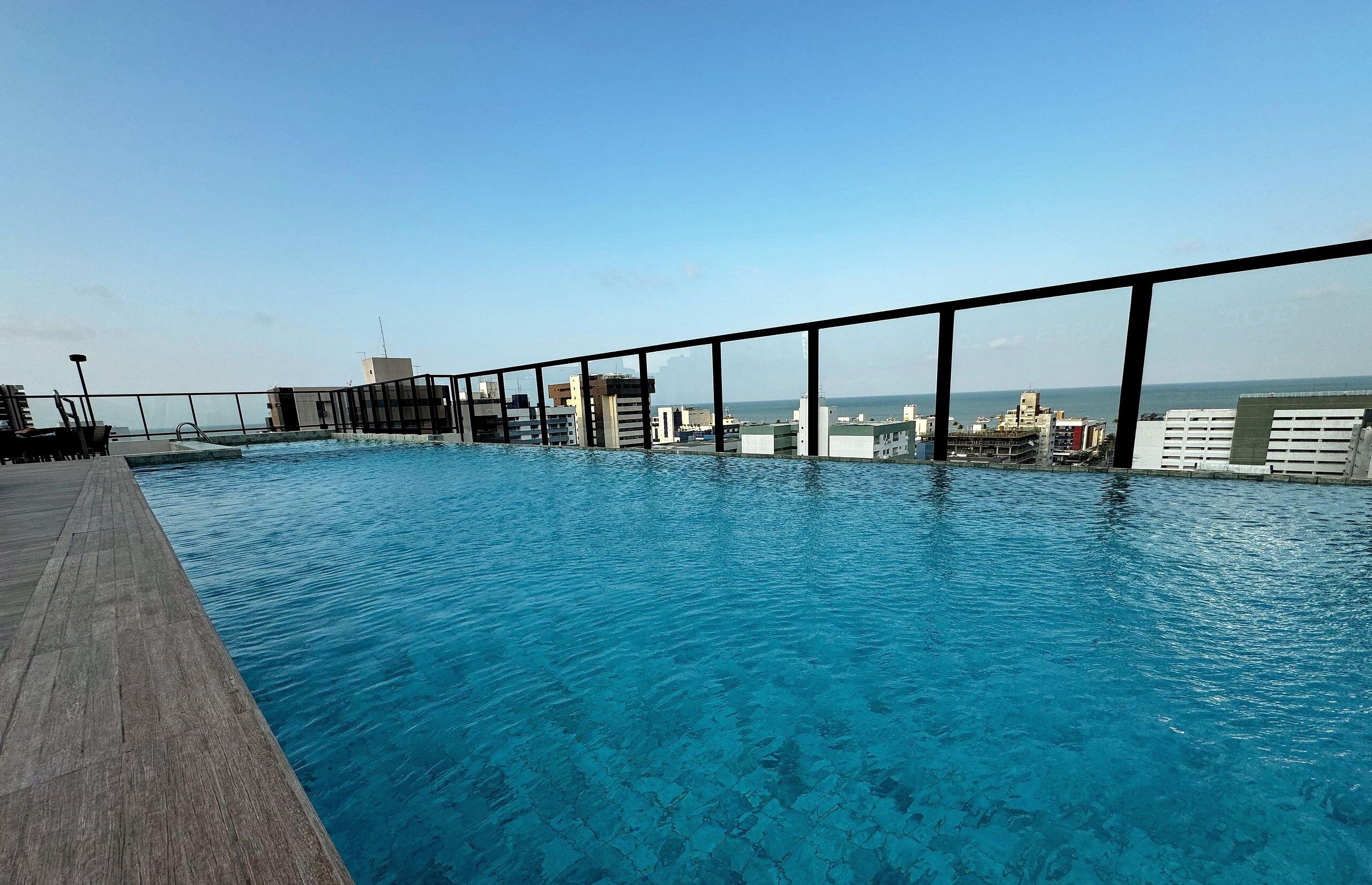 Una piscina sul tetto con vista chiara sullo skyline della città.