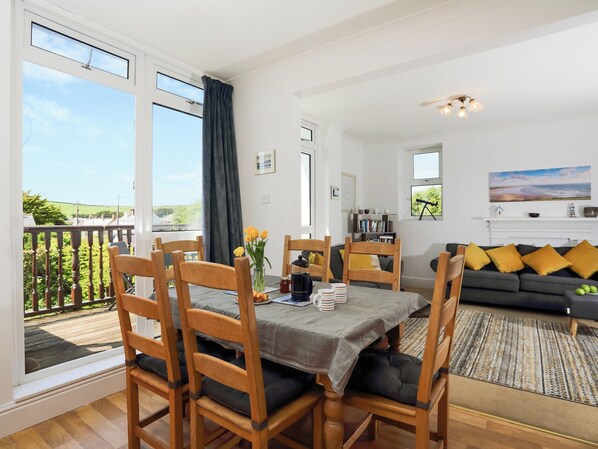 Living area - 3 bedroom accommodation in Croyde, near Saunton and Braunton (Croyde, near Saunton and Braunton)