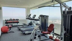 A gym with treadmills, weight machines, and dumbbells. - Ankara Pedregal Centro de Convenciones (San Luis Potosi)