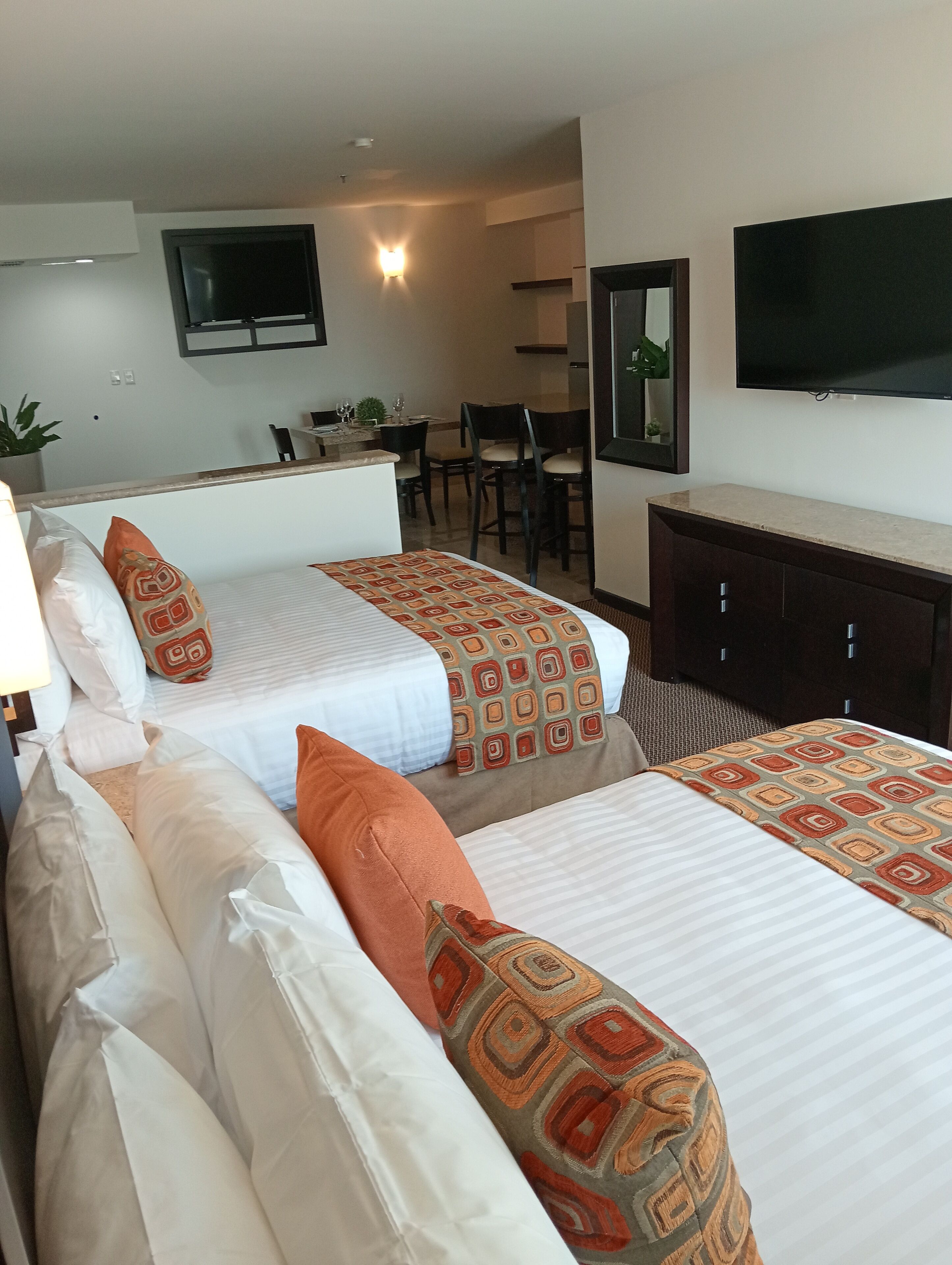 Suite superior | Caja de seguridad en la habitación y escritorio 