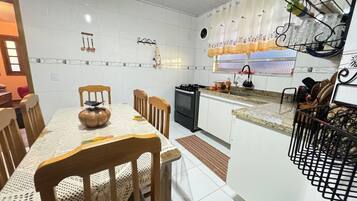 Casa premium | Cozinha privada | Geladeira grande, micro-ondas, fogão, cooktop