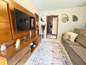 Casa premium | Área de estar | TV LCD 50 polegadas com canais digitais, Netflix, serviços de streaming